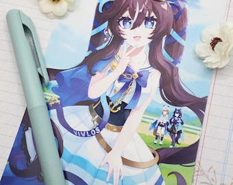 Könnte beinhalten: Ein hellgrüner Druckkugelschreiber liegt auf einem rechteckigen Kunstdruck, der eine Anime-Figur mit braunen Haaren, Katzenohren und einem blau-weißen Matrosenoutfit zeigt. Der Druck enthält den Text VIVLOS, Chenna Kitty und chennakitty.com.