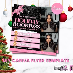 Op de afbeelding: Een roze en zwart Canva flyer sjabloon met de tekst "HOLIDAY BOOKINGS now available." De flyer bevat afbeeldingen van een vrouw met lang haar, peperkoekmannetjes en een roze strik. Kerstversieringen en een kerstboom staan op de achtergrond.