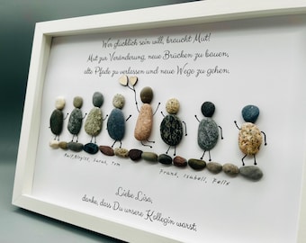 May include: A framed artwork featuring a group of people made from painted stones. The artwork includes the text "Wer glucklich sein will, braucht Mut! Mut zur Veranderung, neue Brucken zu bauen, alte Pfade zu verlassen und neue Wege zu gehen." and "Liebe Lisa, danke, dass Du unsere Kollegin warst."