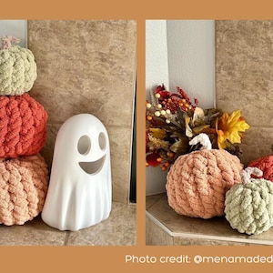 Puede incluir: Una exhibici&oacute;n tem&aacute;tica de Halloween con tres calabazas tejidas en tonos melocot&oacute;n, naranja y verde, junto a una figura de fantasma blanco sonriente. Las calabazas tienen superficies texturizadas y est&aacute;n dispuestas para la decoraci&oacute;n.