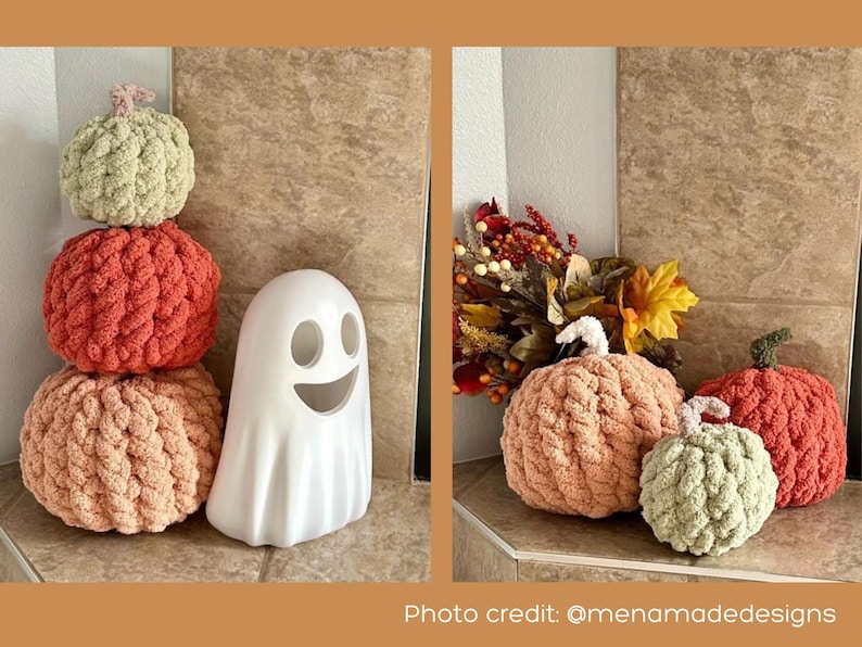 Puede incluir: Una exhibici&oacute;n tem&aacute;tica de Halloween con tres calabazas tejidas en tonos melocot&oacute;n, naranja y verde, junto a una figura de fantasma blanco sonriente. Las calabazas tienen superficies texturizadas y est&aacute;n dispuestas para la decoraci&oacute;n.