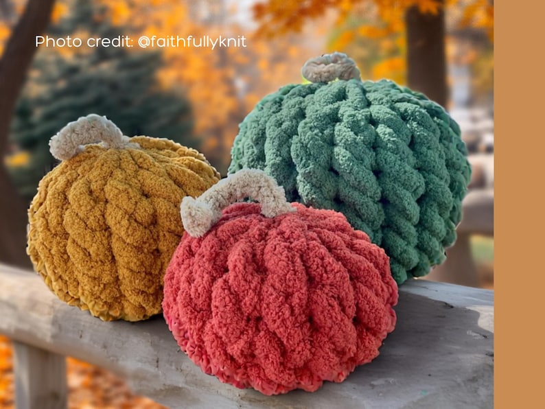Puede incluir: Tres calabazas de felpa hechas a mano en colores oto&ntilde;ales: dorado, rojo y verde. Cada calabaza tiene un aspecto de punto grueso y texturizado y un tallo de color crema. Las calabazas est&aacute;n dispuestas sobre una superficie de madera con un fondo oto&ntilde;al borroso.