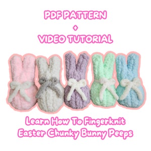 Puede incluir: Cinco peluches de conejito peep tejidos con los dedos en rosa, blanco, morado, verde y azul. Los conejitos tienen lazos blancos y están dispuestos en una fila. El texto "PDF PATTERN + VIDEO TUTORIAL" está por encima de los conejitos y el texto "Learn How To Fingerknit Easter Chunky Bunny Peeps" está por debajo de los conejitos.