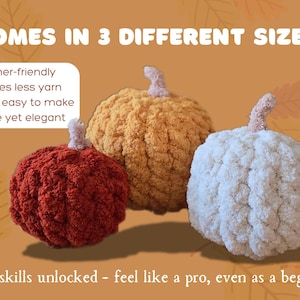 Puede incluir: Tres calabazas de ganchillo hechas a mano en tonos rojo, amarillo y blanco. Las calabazas tienen superficies texturizadas y tallos. El texto de la imagen dice "COMES IN 3 DIFFERENT SIZES!" y "New skills unlocked - feel like a pro, even as a beginner!"