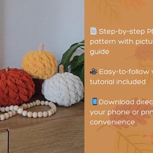 Puede incluir: Tres calabazas hechas a mano, texturizadas, en naranja, amarillo y blanco, con tallos de madera, est&aacute;n sobre una superficie de madera. Una cadena de cuentas de madera est&aacute; frente a las calabazas. La imagen tambi&eacute;n incluye texto sobre un patr&oacute;n PDF y un tutorial en v&iacute;deo.