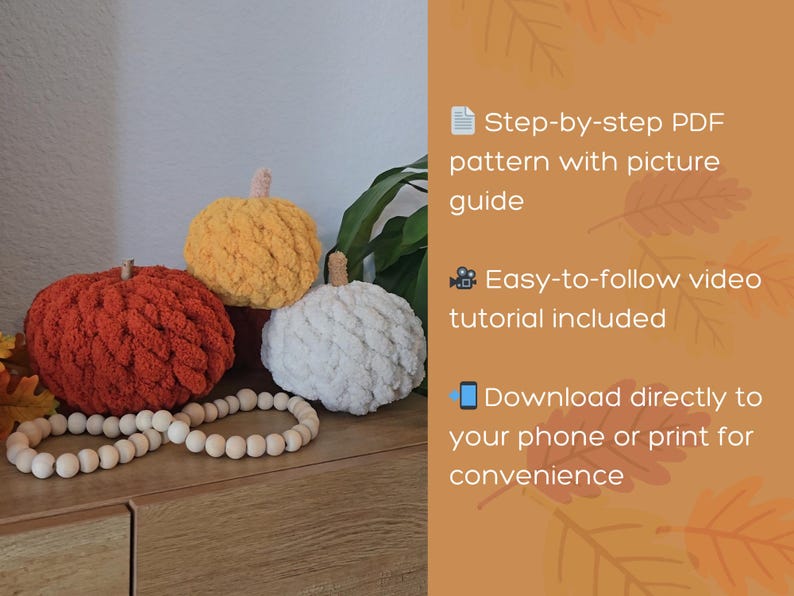 Puede incluir: Tres calabazas hechas a mano, texturizadas, en naranja, amarillo y blanco, con tallos de madera, est&aacute;n sobre una superficie de madera. Una cadena de cuentas de madera est&aacute; frente a las calabazas. La imagen tambi&eacute;n incluye texto sobre un patr&oacute;n PDF y un tutorial en v&iacute;deo.