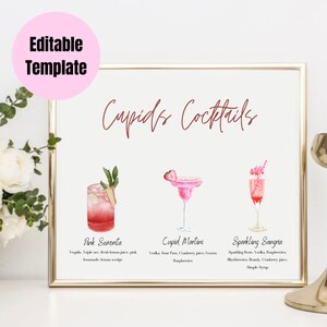 Pode incluir: Sinal imprimível com o título "Cupid's Cocktails" e ilustrações de três coquetéis cor-de-rosa. Os coquetéis são etiquetados como "Pink Senenta", "Cupid Martini" e "Sparkling Sangria" com os seus ingredientes listados abaixo.