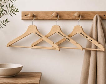 Personalisierter Kleiderbügel mit Wunschtext – Holz Kleiderbügel graviert – Flur Deko modern – Geschenk Einzug – Garderobe Holz
