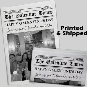 Puede incluir: Dos periódicos en blanco y negro titulados "The Galentine Times" con el titular "Happy Galentine's Day". Los periódicos presentan una fotografía de personas sonriendo y el texto "Love is sweet, friends are better."