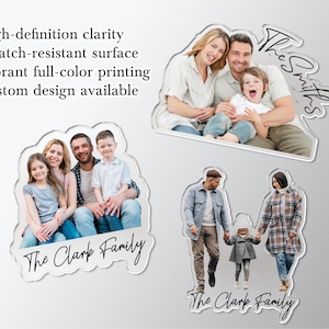 Könnte beinhalten: Klare Familienfoto-Ornamente aus Acryl mit individuellen Designs. Die Ornamente zeigen Familienfotos mit den Namen "The Smiths" und "The Clark Family" in handschriftlicher Schrift. Das Bild enthält auch Text: High-Definition-Klarheit, kratzfeste Oberfläche, lebendiger Farbdruck und individuelles Design verfügbar.