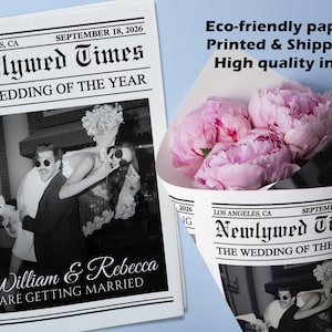 Peut inclure: Annonce de mariage en noir et blanc, de style journal, intitulée "Newlywed Times", datée du 18 septembre 2026. Elle présente une photo d'un couple et le texte "William & Rebecca ARE GETTING MARRIED". Un bouquet de pivoines roses est enveloppé dans un cône de journal.