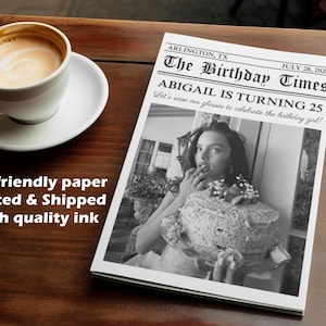 Può includere: Un annuncio di compleanno in stile giornale in bianco e nero per Abigail che compie 25 anni. L'annuncio contiene una foto di Abigail con una torta e il testo "The Birthday Times" e "Abigail is turning 25".