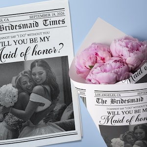 Könnte beinhalten: Eine Karte im Zeitungs-Stil mit einem Foto von zwei Frauen, die sich umarmen. Die Überschrift lautet "The Bridesmaid Times" und der Text lautet "Ich kann nicht 'Ja' sagen ohne dich. Willst du meine Trauzeugin sein?"