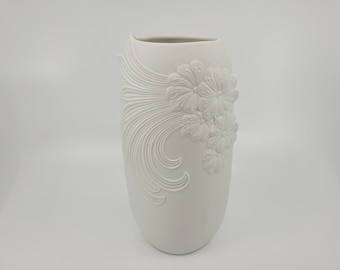 White vintage bisque vase - AK Kaiser - 739/2 - Germany - 70s - Op Art - 22.5 cm high - floral decoration - white bisque porcelain vase - M Frey