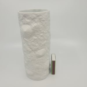 White vintage bisque vase - Hutschenreuther - 45/23 - Germany - 1960s - Op Art - shell pattern - 19 cm high - Fossil - bisque porcelain