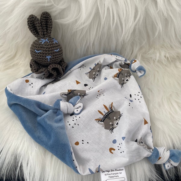 DOUDOU lapin AUGUSTIN normes CE  tissu coton motifs et velour oeko tex  broderies à la main bébé naissance coffret attache tetine  hochet