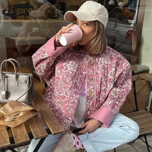 Veste matelassée à patchwork floral pour femme, Veste décontractée en coton léger, Printemps unique, Fête des Mères, Fleurs roses uniques, Vêtements mignons image 4