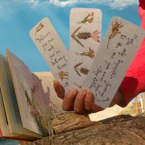 Segnalibri di fiori di campo pressati/carta fatta in casa/segnalibro laminato/citazione ispiratrice scritta a mano/piccola idea regalo unica