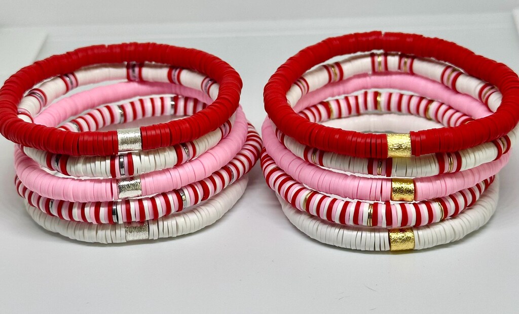 Set 7 Bracciali Elasticizzati San Valentino FAERLIIRY – Perline Heishi Con Cuori E Scritte LOVE KISS XOXO – Regalo Donne