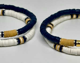 Braccialetti impilabili Heishi blu navy, beige e bianchi