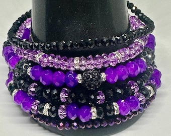 Conjunto de pulseras apilables con cuentas facetadas moradas y negras