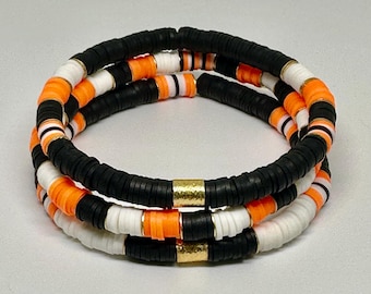 Set di braccialetti Heishi neri, bianchi e arancioni per la giornata di gioco
