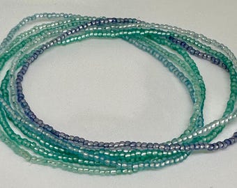 Delicato set di braccialetti con perline blu ghiaccio