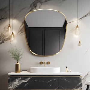 Asymmetrischer Spiegel mit Goldrahmen: Modernes Wohndekor, unregelmäßiger Badezimmer- und Kosmetikspiegel