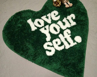 Petit tapis tufté "Love your self" 70x70cm