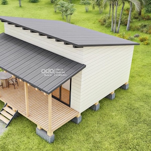 Op de afbeelding: Een 3D-model van een klein, wit, eenlaags huis met een grijs dak en een houten veranda. Het huis staat op een gazon. De tekst "DELIVERY INCLUDES:" staat aan de rechterkant van de afbeelding, gevolgd door een lijst met ontwerptekeningen en renderingen die bij de aankoop zijn inbegrepen.