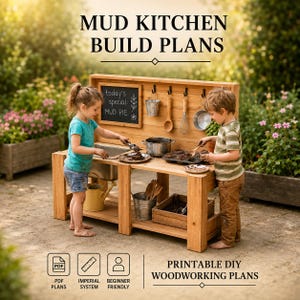 Könnte beinhalten: Ein Bauplan-Dokument für eine Holzküche mit dem Text MUD KITCHEN BUILD PLANS und PRINTABLE DIY WOODWORKING PLANS. Das Design umfasst eine Tafel mit dem Text today's special: MUD PIE, ein Spülbecken, Haken und Ablageflächen für Zubehör.