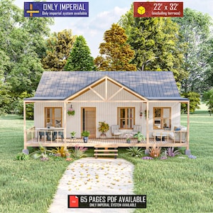 Può includere: Un cottage bianco con tetto grigio e veranda in legno. Il cottage è circondato da alberi e un prato. Le dimensioni sono 6,7 m x 9,8 m (esclusa la terrazza). Il testo sull'immagine dice "ONLY IMPERIAL" e "65 PAGES PDF AVAILABLE".