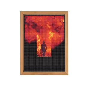 Peut inclure: Une broderie encadrée représentant un pompier marchant à travers un brasier orange et rouge. Le pompier est en silhouette contre les flammes, créant une image dramatique et puissante.