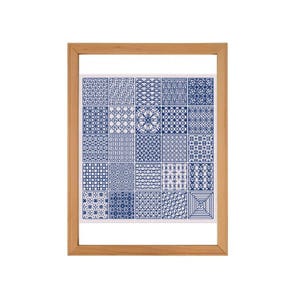 Könnte beinhalten: Ein gerahmtes Kreuzstichmuster mit einem Raster aus fünfundzwanzig geometrischen Mustern in Blau und Weiß. Die Muster umfassen verschiedene Formen und Designs, alles in einem Holzrahmen.