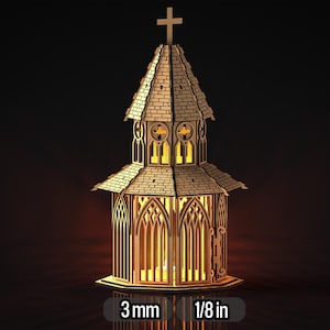 Pode incluir: Um castiçal de madeira em forma de igreja com uma cruz no topo. O design intrincado apresenta janelas arqueadas e um telhado detalhado. O castiçal tem 3 mm de espessura.
