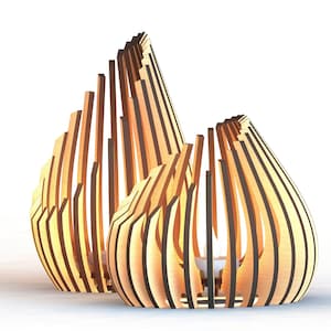 K&ouml;nnte beinhalten: Zwei Kerzenhalter aus Holz in Form von Flammen. Die Halter bestehen aus d&uuml;nnen Holzstreifen, die miteinander verwoben sind, um ein gitterartiges Design zu schaffen. Die Halter sind hellbraun.