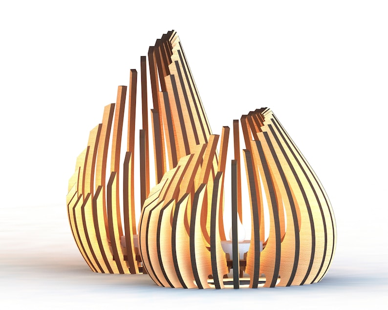 K&ouml;nnte beinhalten: Zwei Kerzenhalter aus Holz in Form von Flammen. Die Halter bestehen aus d&uuml;nnen Holzstreifen, die miteinander verwoben sind, um ein gitterartiges Design zu schaffen. Die Halter sind hellbraun.