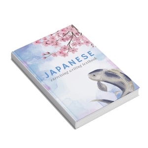 Puede incluir: Un libro de texto titulado "JAPANESE exercising writing textbook" con un diseño de acuarela. La portada presenta una carpa koi y flores de cerezo sobre un fondo azul y morado. El libro tiene un lomo blanco.