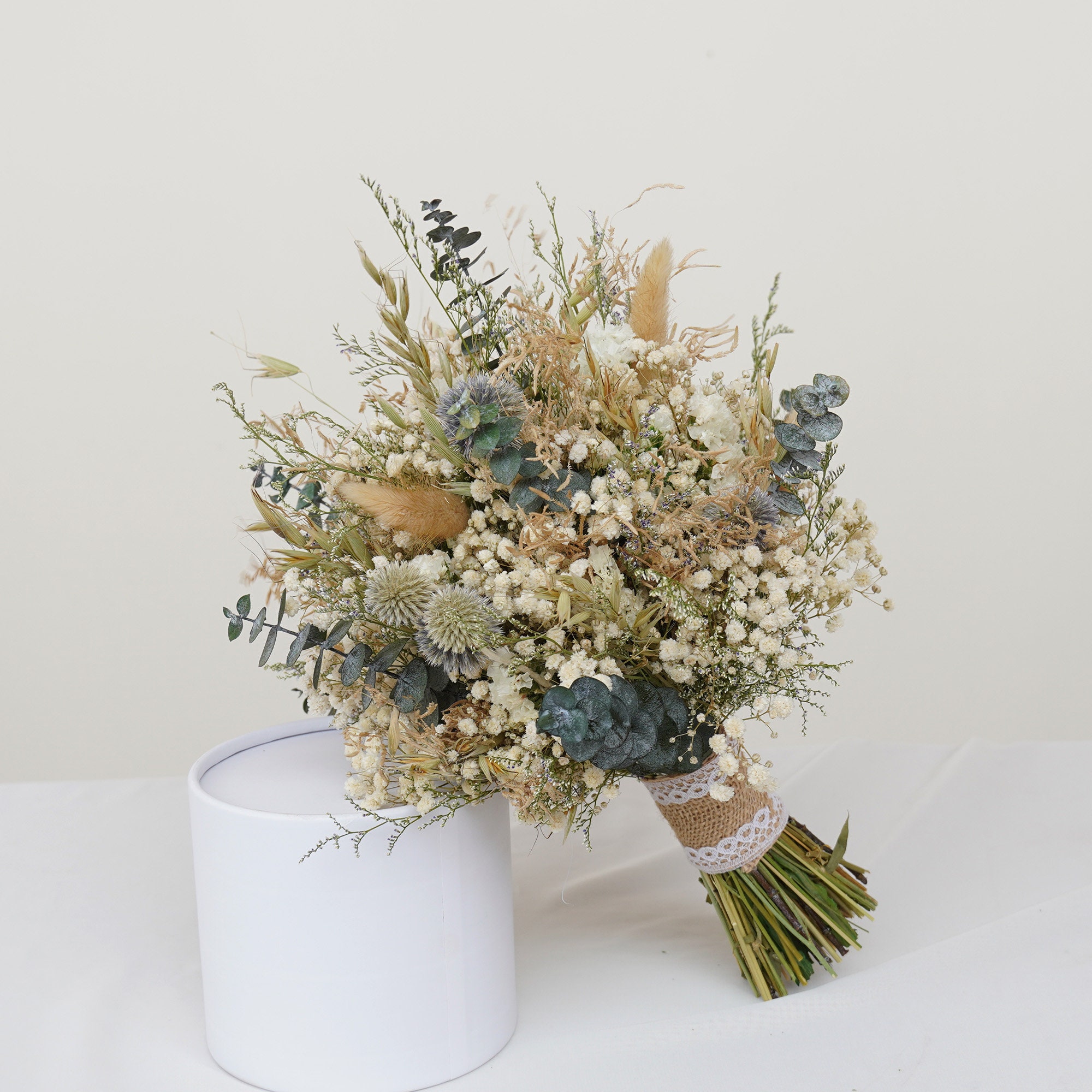 Eucalyptus Gypsophile- Décoration de Table Mariage – PETALES BOHEME Eucalyptus Gypsophile- Décoration de Table Mariage – PETALES BOHEME