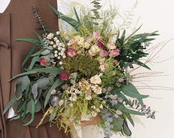 Pode incluir: Um buquê de flores secas em tons de rosa, branco e verde. O buquê inclui eucalipto, rosas secas e outras flores secas.