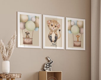 Baby Fußabdruck 3er Set personalisiert, Wandbild Poster Set Baby- Kinderzimmer, Baby Geschenk, Erdmännchen, Löwe, Giraffe, Tiere im Ballon