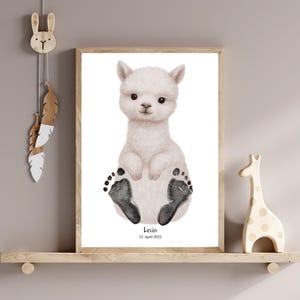 Baby Fußabdruck Poster Alpaka Skandi Boho personalisiert | Geschenk Baby Geburt Taufe | Babyzimmer Deko Beige | Baby Geschenk personalisiert
