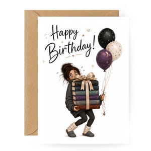 Könnte beinhalten: Geburtstagskarte mit einer Cartoon-Illustration. Eine Person trägt einen Stapel Bücher, die mit einem goldenen Band zusammengebunden sind, und hält drei Luftballons. Auf der Karte steht "Happy Birthday!" in schwarzer Schrift. Die Karte befindet sich in einem braunen Umschlag.