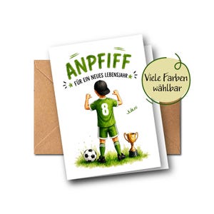 Könnte beinhalten: Eine Grußkarte mit einer Fußballer-Illustration und dem Text ANPFIFF FÜR EIN NEUES LEBENSJAHR sowie Julius. Die Figur trägt ein grünes Trikot mit der Nummer 8, Shorts und eine Kappe und steht neben einem Fußball und einem goldenen Pokal.