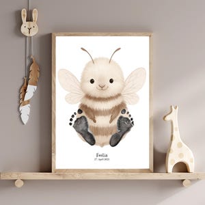 Baby Fußabdruck Poster Biene Hummel Boho personalisiert | Geschenk Baby Geburt Taufe | Babyzimmer Deko Beige | Baby Geschenk personalisiert