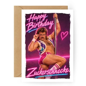 Könnte beinhalten: Eine rechteckige Grußkarte mit einer Person mit Vokuhila und Brille, die eine blau-weiße Argyle-Weste und pinke Shorts trägt und an einer Metallstange posiert. Der Text lautet Happy Birthday und Zuckerschnecke in Neon-Pink.