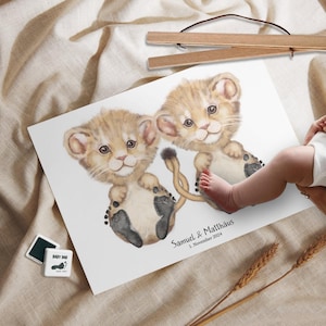 Zwillinge Geschenk Geburt – personalisiertes Fußabdruck Poster Löwen – Taufgeschenk Zwillinge Baby – Deko fürs Babyzimmer A3 Abdruck Poster