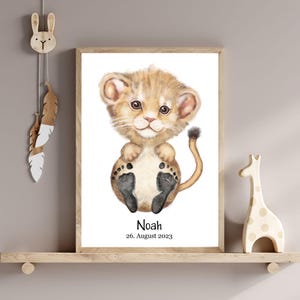 Baby Fußabdruck Poster Löwe – personalisiertes Geschenk zur Geburt, Taufe & Sternzeichen – Babyzimmer Deko – Abdruck-Set A4 A3