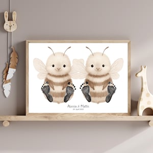 Zwillinge Baby Fußabdruck Poster, personalisiertes Geschenk Zwillingsgeburt oder Taufe, Skandi beige Zwillingszimmer Deko Bienen Twins