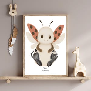 Baby Fußabdruck Poster Marienkäfer – personalisiertes Geschenk zur Geburt, Taufe oder 1.–4. Geburtstag – Babyzimmer Deko – Abdruck A4 A3